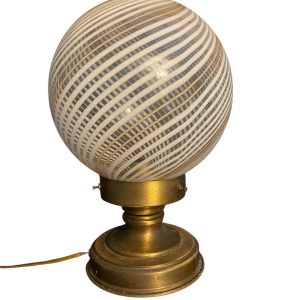 Grande lampe de table globe en verre de Murano / Verre à rayures blanches / Italie Années 80 Lampada da tavolo grande a forma di globo in vetro di Murano / Vetro a strisce bianche / Italia anni '80