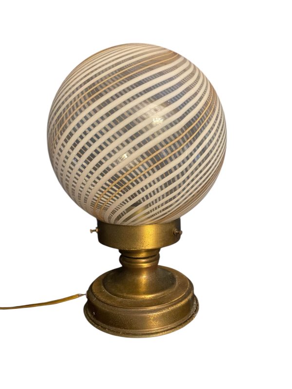 Grande lampe de table globe en verre de Murano / Verre à rayures blanches / Italie Années 80 Lampada da tavolo grande a forma di globo in vetro di Murano / Vetro a strisce bianche / Italia anni '80