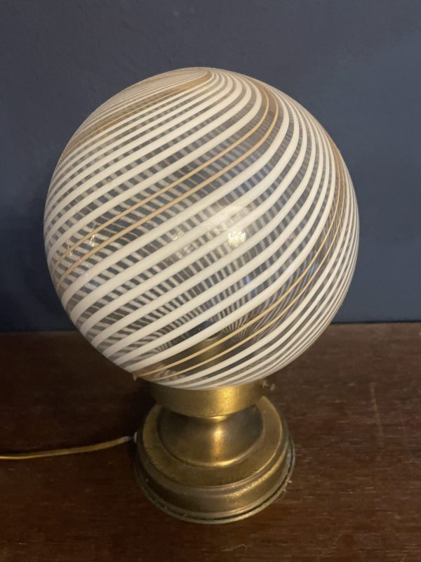 Grande lampe de table globe en verre de Murano / Verre à rayures blanches / Italie Années 80 Lampada da tavolo grande a forma di globo in vetro di Murano / Vetro a strisce bianche / Italia anni '80 – Image 5