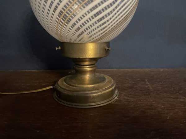Grande lampe de table globe en verre de Murano / Verre à rayures blanches / Italie Années 80 Lampada da tavolo grande a forma di globo in vetro di Murano / Vetro a strisce bianche / Italia anni '80 – Image 4