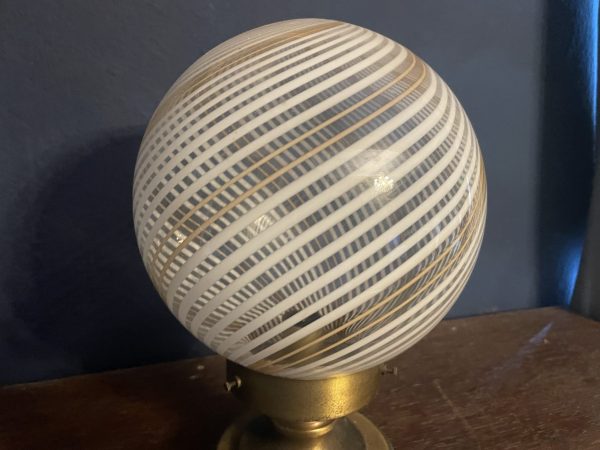 Grande lampe de table globe en verre de Murano / Verre à rayures blanches / Italie Années 80 Lampada da tavolo grande a forma di globo in vetro di Murano / Vetro a strisce bianche / Italia anni '80 – Image 3