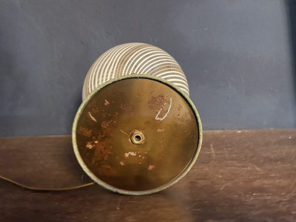 Grande lampe de table globe en verre de Murano / Verre à rayures blanches / Italie Années 80 Lampada da tavolo grande a forma di globo in vetro di Murano / Vetro a strisce bianche / Italia anni '80 – Image 2