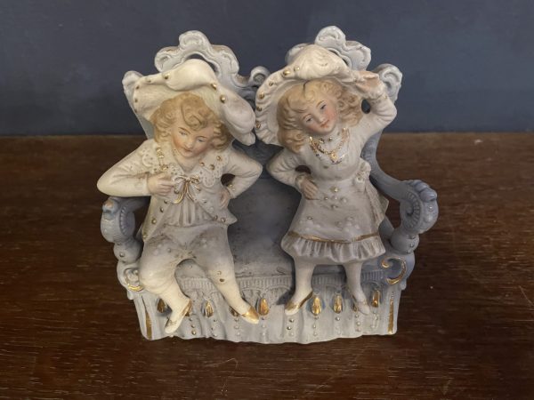 Sujet Biscuit Bleu Couple de Personnages Blanc sur un Fauteuil Numéroté 4417-Soggetto biscotto blu Coppia di figure bianche su una poltrona Numerata 4417 – Image 4