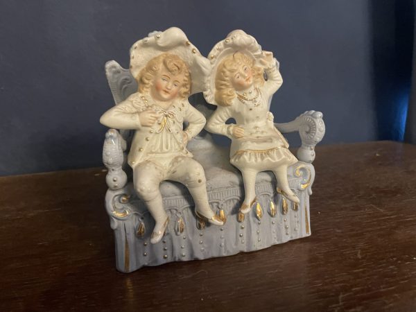 Sujet Biscuit Bleu Couple de Personnages Blanc sur un Fauteuil Numéroté 4417-Soggetto biscotto blu Coppia di figure bianche su una poltrona Numerata 4417 – Image 3