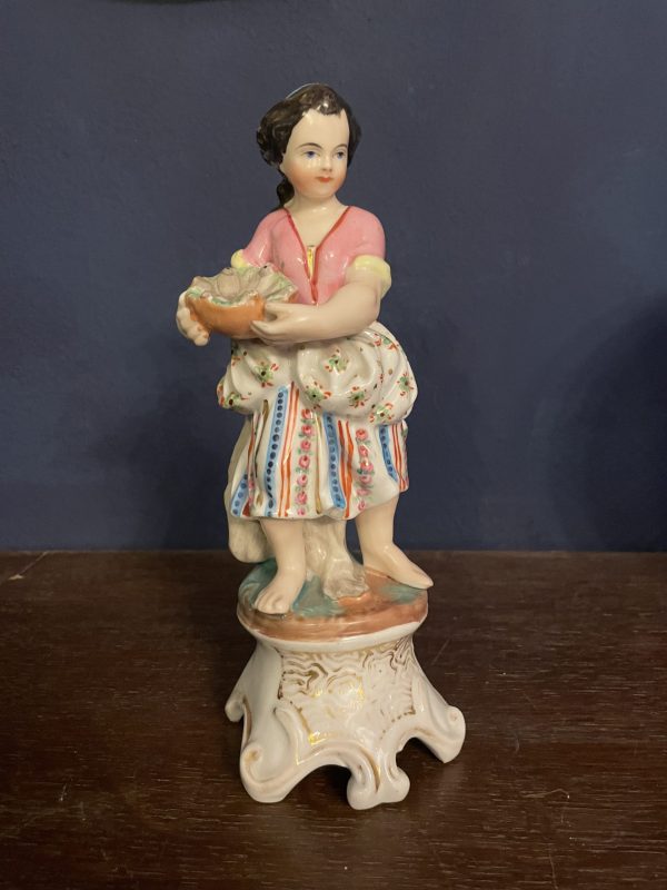 Bouquetière en porcelaine allemande figurine de vendeuse de poissons-Statuina tedesca in porcellana raffigurante un venditore di pesci – Image 10