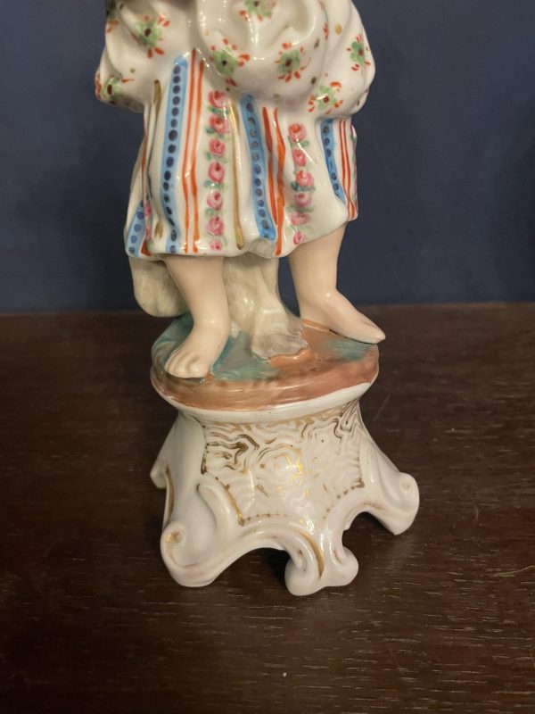 Bouquetière en porcelaine allemande figurine de vendeuse de poissons-Statuina tedesca in porcellana raffigurante un venditore di pesci – Image 9