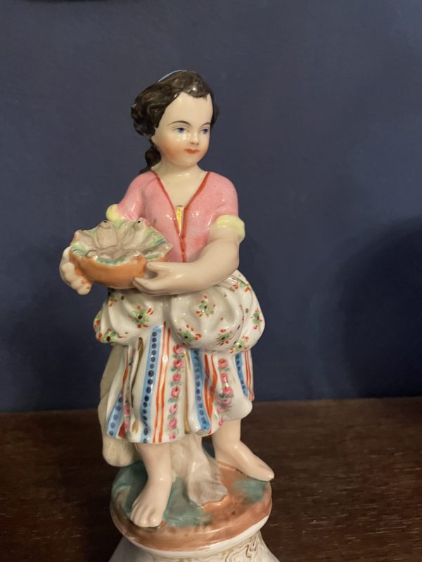 Bouquetière en porcelaine allemande figurine de vendeuse de poissons-Statuina tedesca in porcellana raffigurante un venditore di pesci – Image 8
