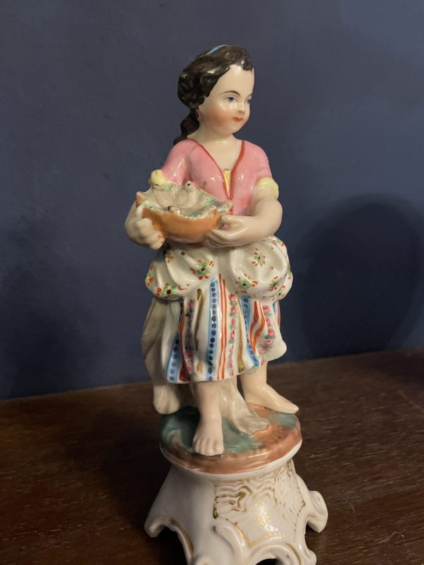 Bouquetière en porcelaine allemande figurine de vendeuse de poissons-Statuina tedesca in porcellana raffigurante un venditore di pesci – Image 7