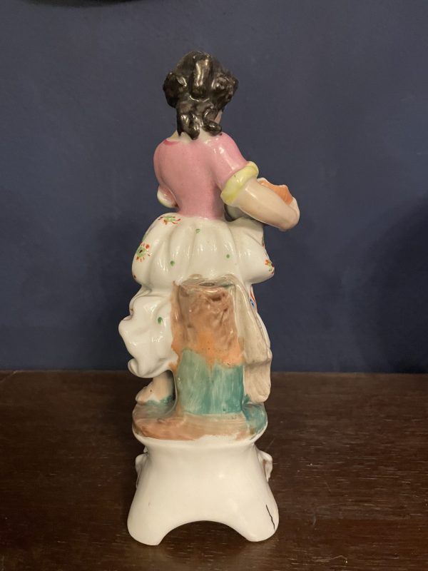 Bouquetière en porcelaine allemande figurine de vendeuse de poissons-Statuina tedesca in porcellana raffigurante un venditore di pesci – Image 5
