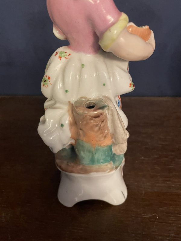 Bouquetière en porcelaine allemande figurine de vendeuse de poissons-Statuina tedesca in porcellana raffigurante un venditore di pesci – Image 4