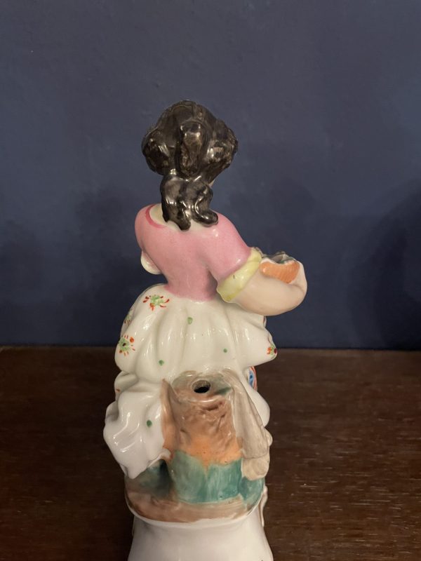 Bouquetière en porcelaine allemande figurine de vendeuse de poissons-Statuina tedesca in porcellana raffigurante un venditore di pesci – Image 3