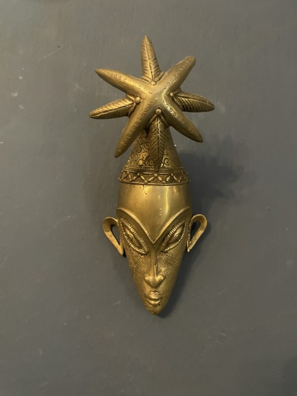 Masque africain en bronze visage de jeune femme avec coiffure palmier-Maschera africana in bronzo raffigurante il volto di una giovane donna con acconciatura a forma di palma – Image 2