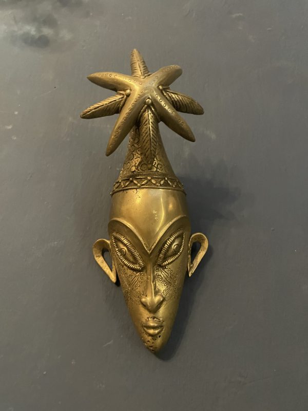 Masque africain en bronze visage de jeune femme avec coiffure palmier-Maschera africana in bronzo raffigurante il volto di una giovane donna con acconciatura a forma di palma – Image 3