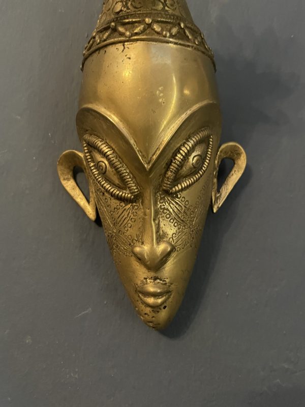 Masque africain en bronze visage de jeune femme avec coiffure palmier-Maschera africana in bronzo raffigurante il volto di una giovane donna con acconciatura a forma di palma – Image 4
