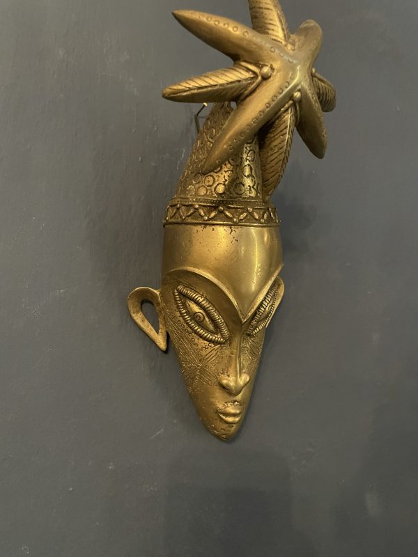 Masque africain en bronze visage de jeune femme avec coiffure palmier-Maschera africana in bronzo raffigurante il volto di una giovane donna con acconciatura a forma di palma – Image 6