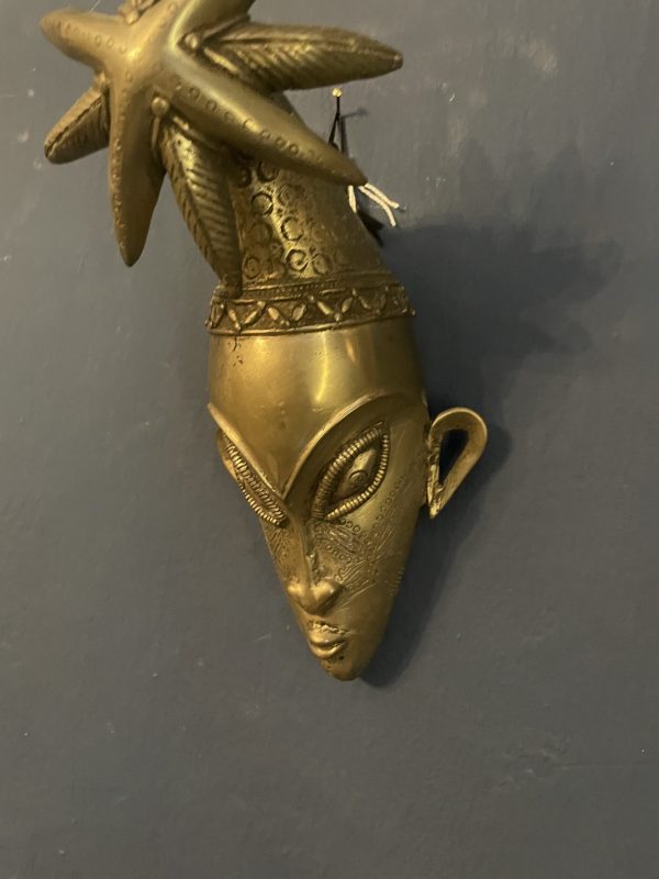 Masque africain en bronze visage de jeune femme avec coiffure palmier-Maschera africana in bronzo raffigurante il volto di una giovane donna con acconciatura a forma di palma – Image 7
