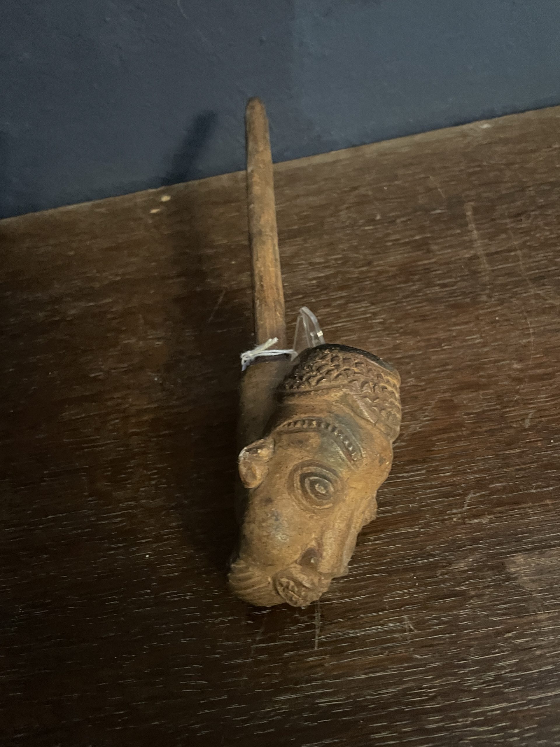 Pipe en bois Bamikele du Cameroun à figure d'homme-Pipa di legno Bamikele del Camerun con figura maschile – Image 2