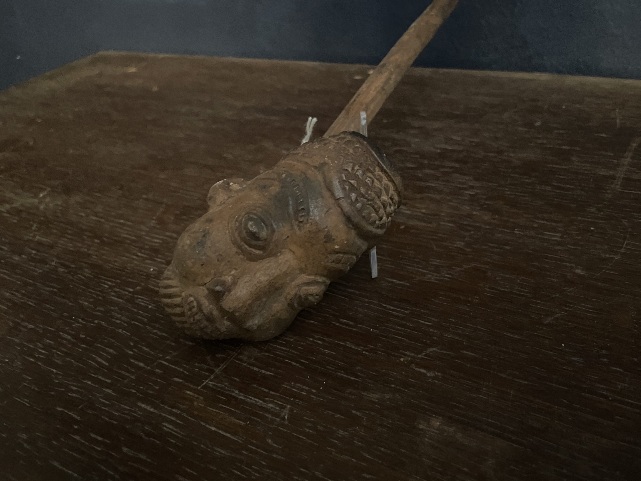 Pipe en bois Bamikele du Cameroun à figure d'homme-Pipa di legno Bamikele del Camerun con figura maschile – Image 3