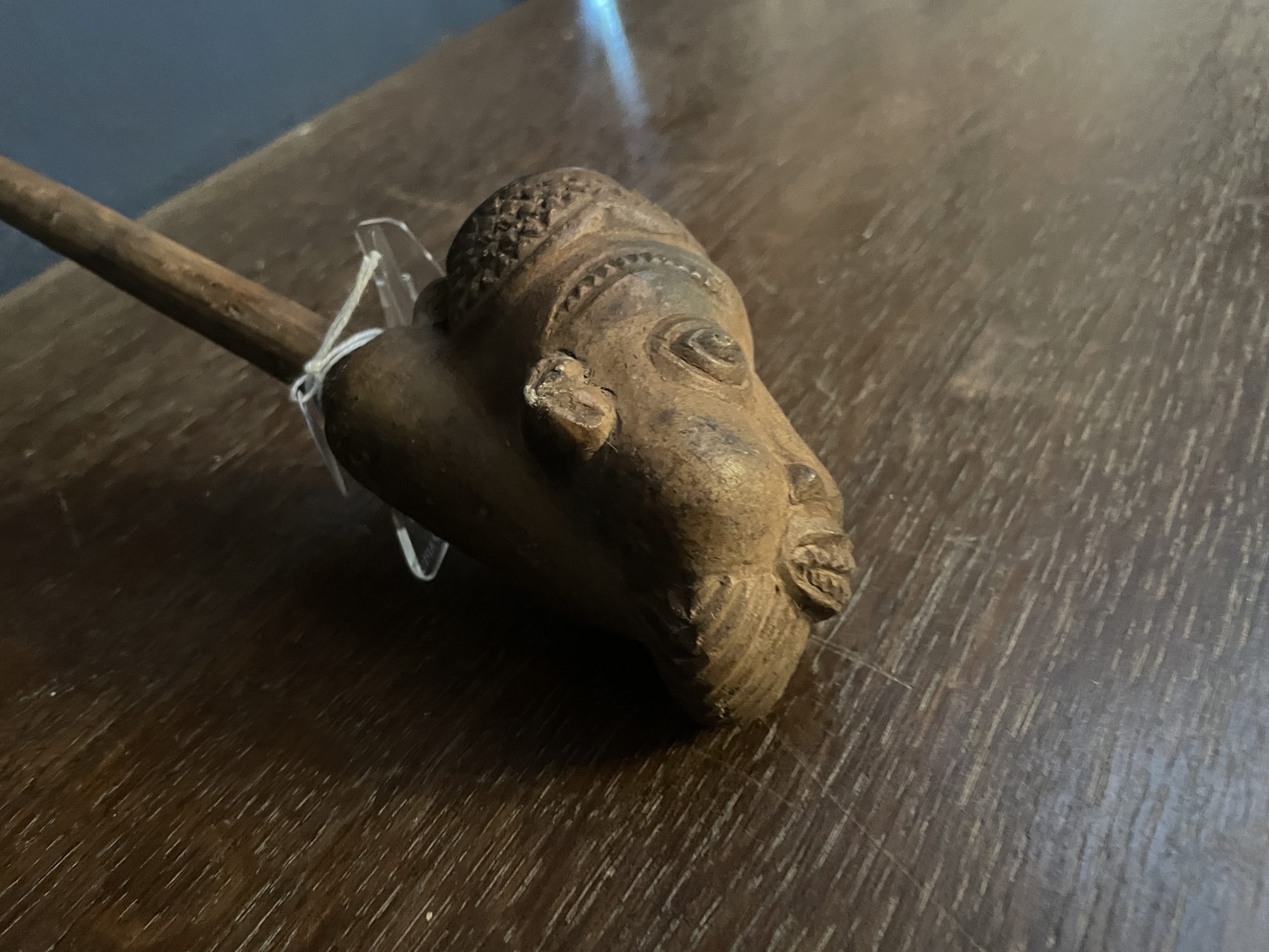 Pipe en bois Bamikele du Cameroun à figure d'homme-Pipa di legno Bamikele del Camerun con figura maschile – Image 5