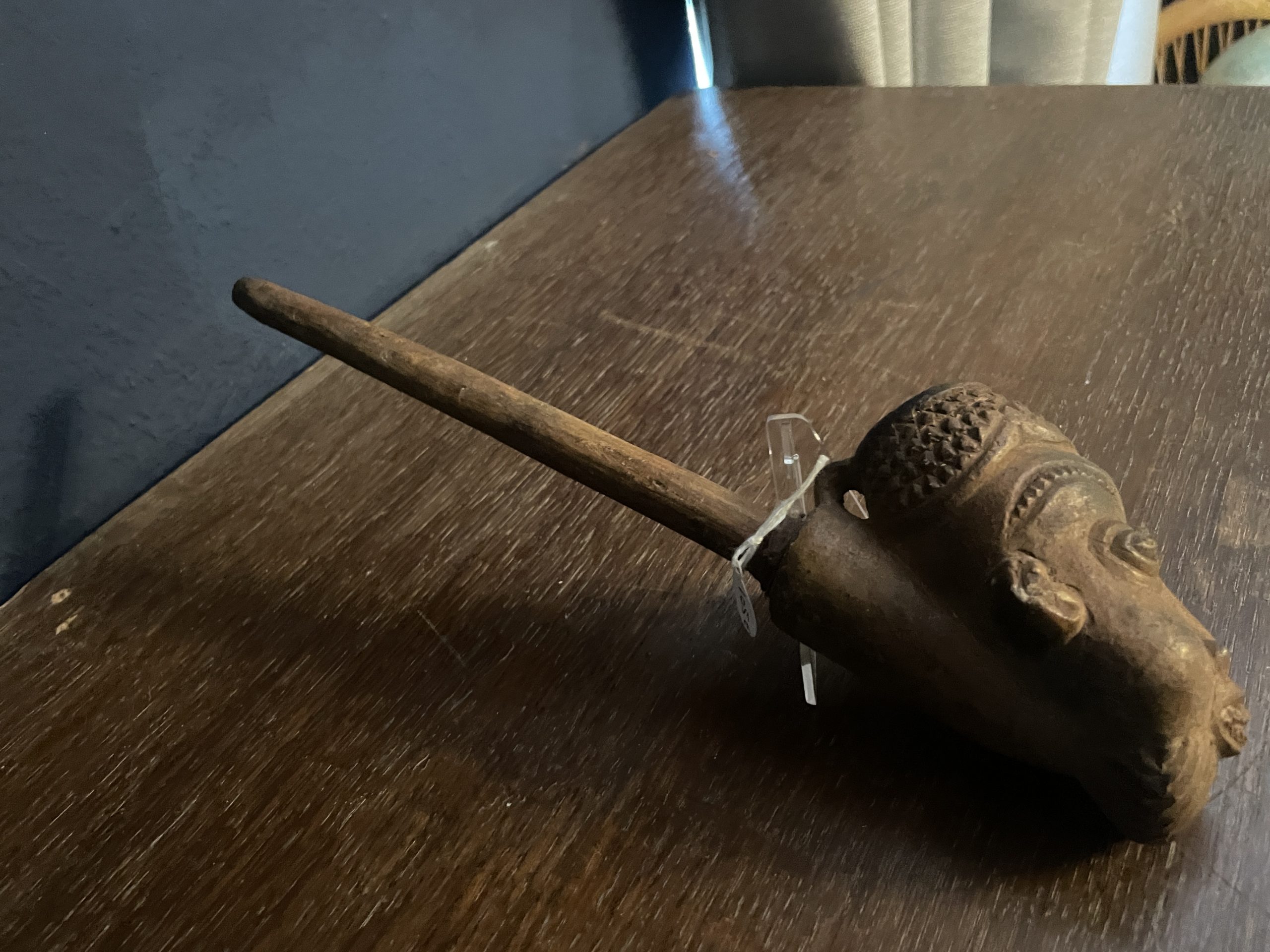 Pipe en bois Bamikele du Cameroun à figure d'homme-Pipa di legno Bamikele del Camerun con figura maschile – Image 6