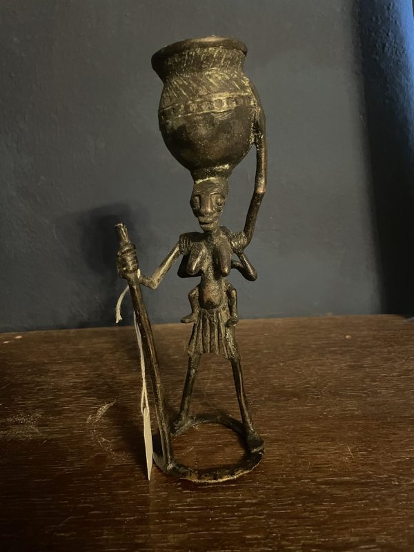 Figurine en bronze paysanne portant une cruche Cameroun Bamoun-Statuetta in bronzo di una contadina che porta una brocca Camerun Bamoun – Image 9