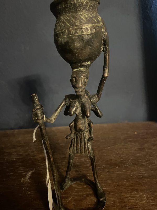 Figurine en bronze paysanne portant une cruche Cameroun Bamoun-Statuetta in bronzo di una contadina che porta una brocca Camerun Bamoun – Image 7