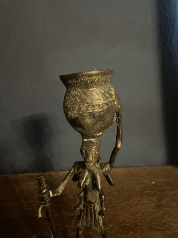 Figurine en bronze paysanne portant une cruche Cameroun Bamoun-Statuetta in bronzo di una contadina che porta una brocca Camerun Bamoun – Image 6