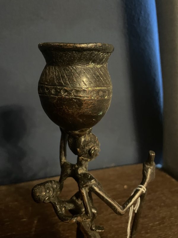Figurine en bronze paysanne portant une cruche Cameroun Bamoun-Statuetta in bronzo di una contadina che porta una brocca Camerun Bamoun – Image 3