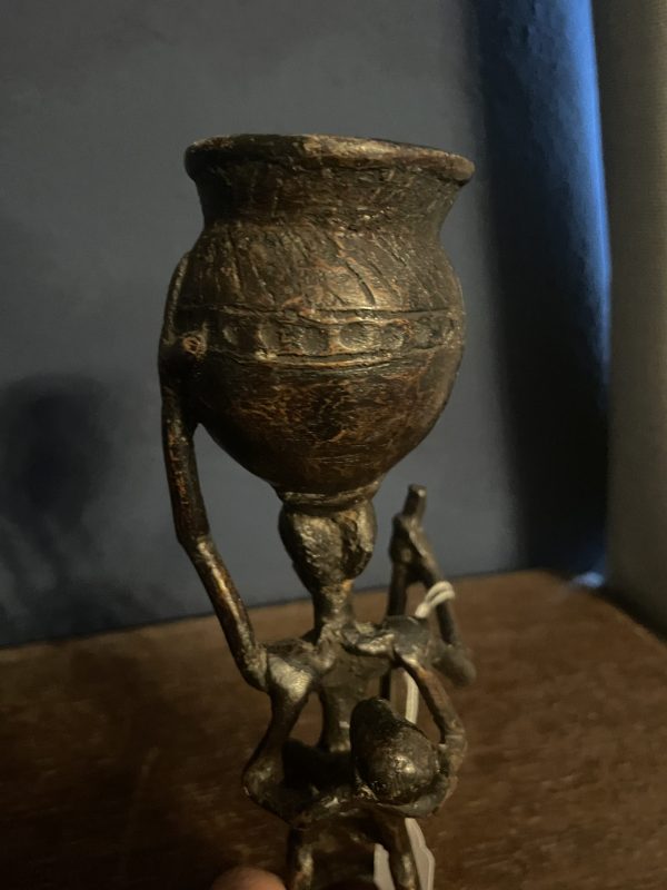 Figurine en bronze paysanne portant une cruche Cameroun Bamoun-Statuetta in bronzo di una contadina che porta una brocca Camerun Bamoun – Image 2