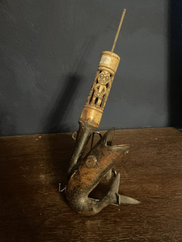 Pipe de cérémonie Bamun Cameroun effigie de poisson-Pipa cerimoniale Bamun del Camerun con effigie di pesce – Image 9