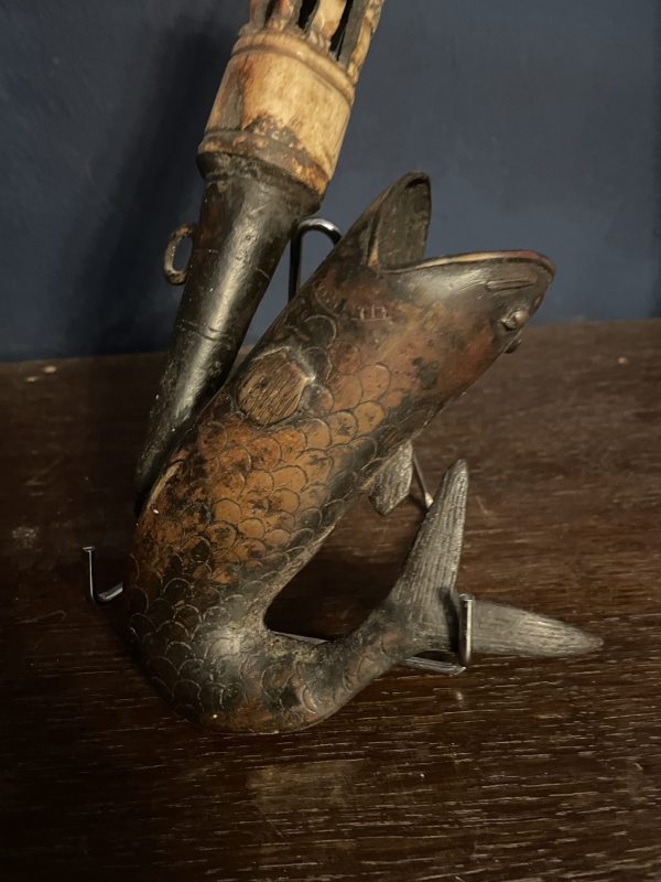 Pipe de cérémonie Bamun Cameroun effigie de poisson-Pipa cerimoniale Bamun del Camerun con effigie di pesce – Image 8