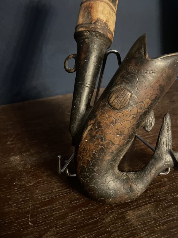 Pipe de cérémonie Bamun Cameroun effigie de poisson-Pipa cerimoniale Bamun del Camerun con effigie di pesce – Image 6