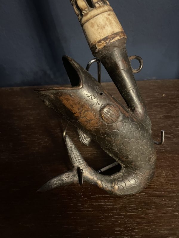 Pipe de cérémonie Bamun Cameroun effigie de poisson-Pipa cerimoniale Bamun del Camerun con effigie di pesce – Image 5
