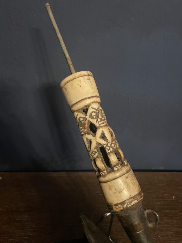 Pipe de cérémonie Bamun Cameroun effigie de poisson-Pipa cerimoniale Bamun del Camerun con effigie di pesce – Image 4