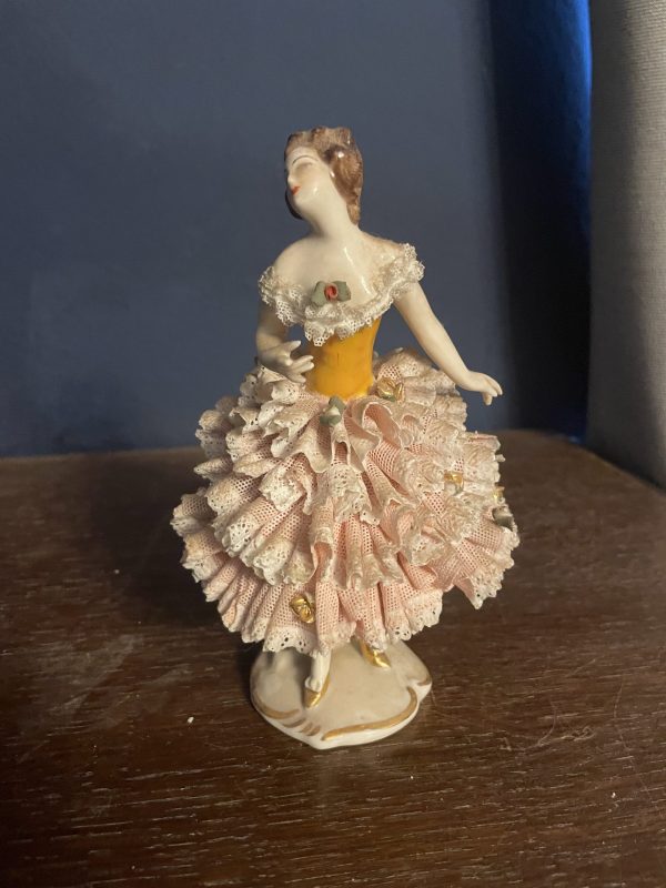Figurine de femme avec robe à volants en porcelaine de Saxe-Statuina in porcellana sassone raffigurante una donna con un abito arricciato – Image 2