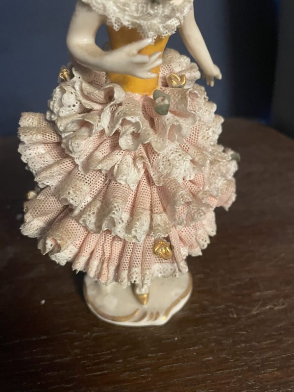 Figurine de femme avec robe à volants en porcelaine de Saxe-Statuina in porcellana sassone raffigurante una donna con un abito arricciato – Image 4