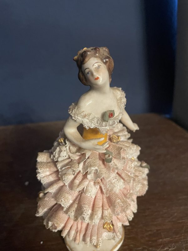 Figurine de femme avec robe à volants en porcelaine de Saxe-Statuina in porcellana sassone raffigurante una donna con un abito arricciato – Image 5