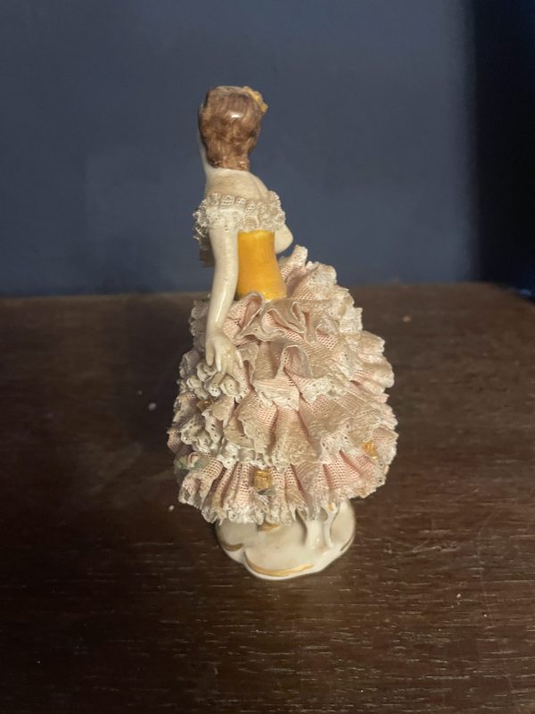 Figurine de femme avec robe à volants en porcelaine de Saxe-Statuina in porcellana sassone raffigurante una donna con un abito arricciato – Image 6