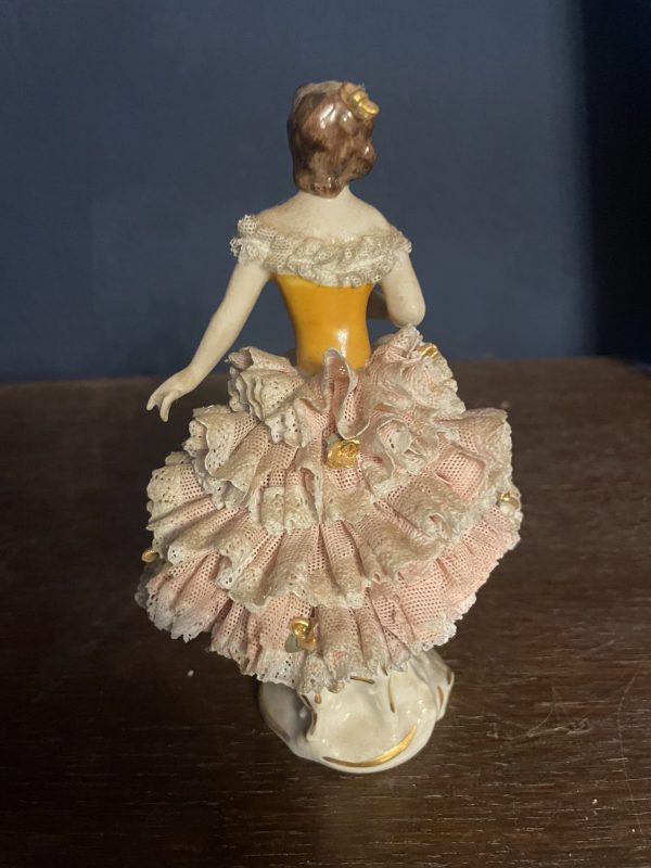 Figurine de femme avec robe à volants en porcelaine de Saxe-Statuina in porcellana sassone raffigurante una donna con un abito arricciato – Image 7