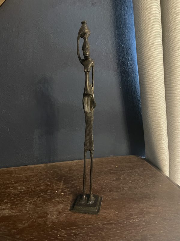 Statuette africaine en bronze Femme portant une jarre-Statuetta africana in bronzo raffigurante una donna che porta un barattolo – Image 6