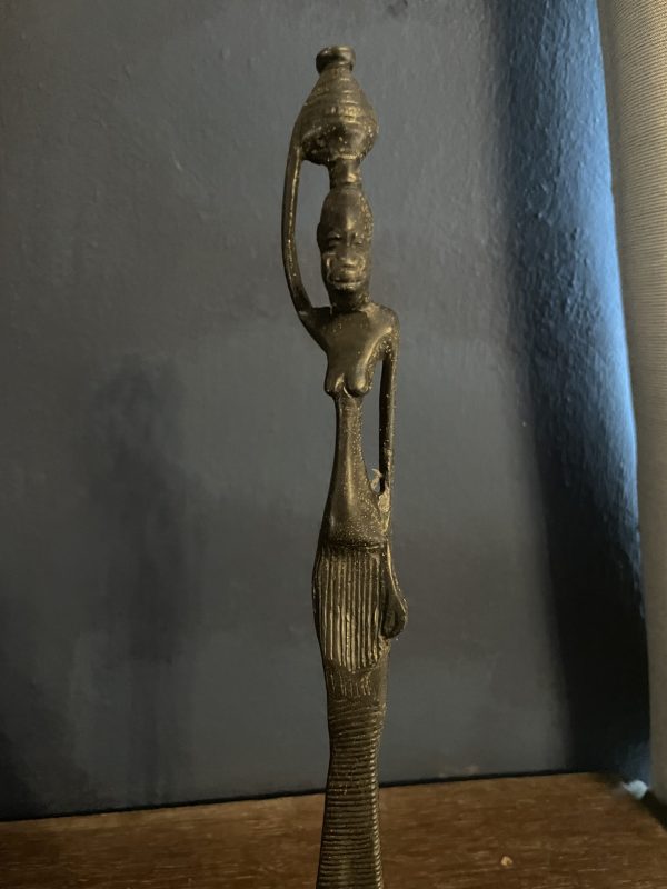 Statuette africaine en bronze Femme portant une jarre-Statuetta africana in bronzo raffigurante una donna che porta un barattolo – Image 5