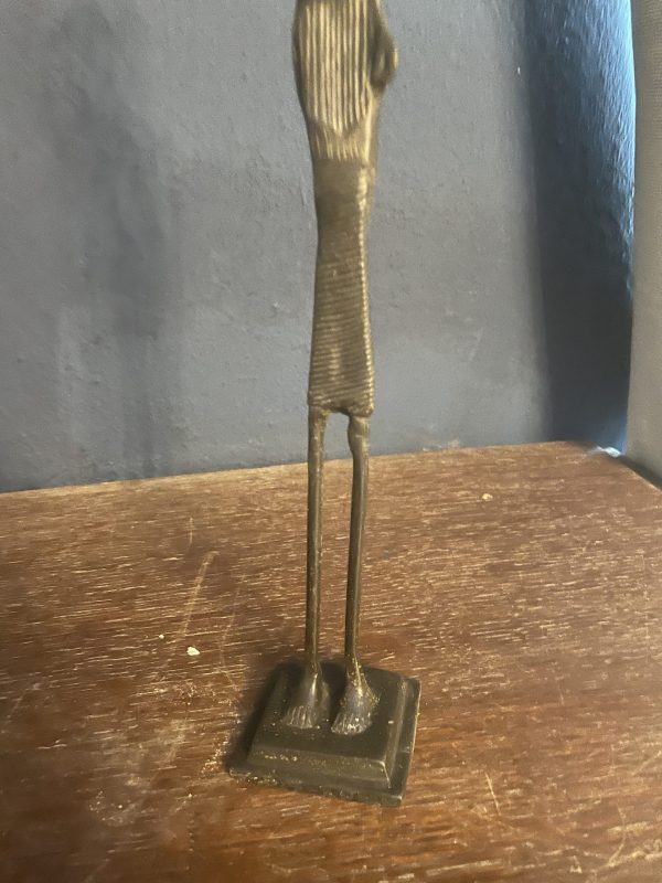 Statuette africaine en bronze Femme portant une jarre-Statuetta africana in bronzo raffigurante una donna che porta un barattolo – Image 7