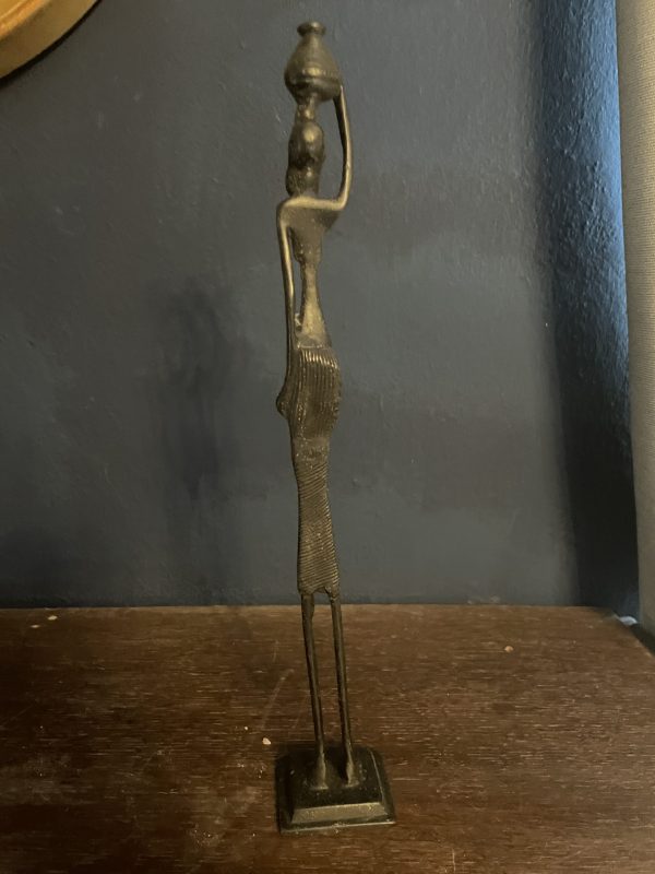 Statuette africaine en bronze Femme portant une jarre-Statuetta africana in bronzo raffigurante una donna che porta un barattolo – Image 3