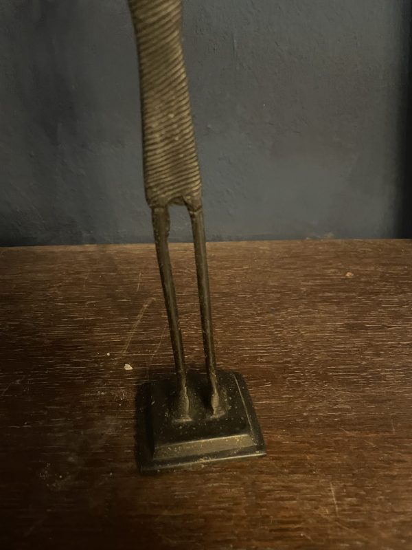 Statuette africaine en bronze Femme portant une jarre-Statuetta africana in bronzo raffigurante una donna che porta un barattolo – Image 2