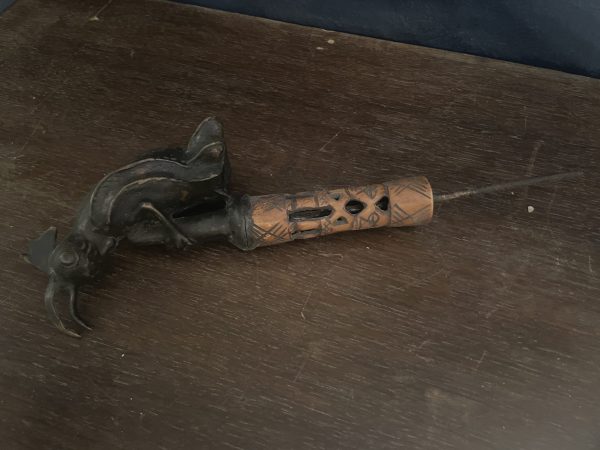 Pipe de cérémonie en bronze Bamoun Cameroun motif d'insecte-Pipa cerimoniale in bronzo Bamoun del Camerun con motivo a insetti – Image 2