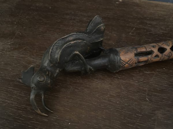 Pipe de cérémonie en bronze Bamoun Cameroun motif d'insecte-Pipa cerimoniale in bronzo Bamoun del Camerun con motivo a insetti – Image 3