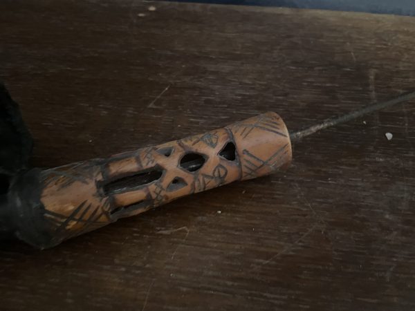 Pipe de cérémonie en bronze Bamoun Cameroun motif d'insecte-Pipa cerimoniale in bronzo Bamoun del Camerun con motivo a insetti – Image 4