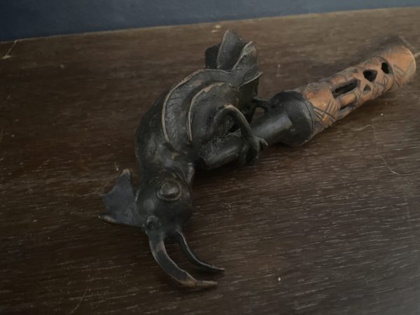 Pipe de cérémonie en bronze Bamoun Cameroun motif d'insecte-Pipa cerimoniale in bronzo Bamoun del Camerun con motivo a insetti – Image 6