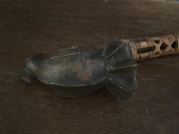 Pipe de cérémonie en bronze Bamoun Cameroun motif d'insecte-Pipa cerimoniale in bronzo Bamoun del Camerun con motivo a insetti – Image 7