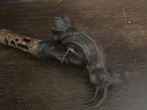 Pipe de cérémonie en bronze Bamoun Cameroun motif d'insecte-Pipa cerimoniale in bronzo Bamoun del Camerun con motivo a insetti – Image 8
